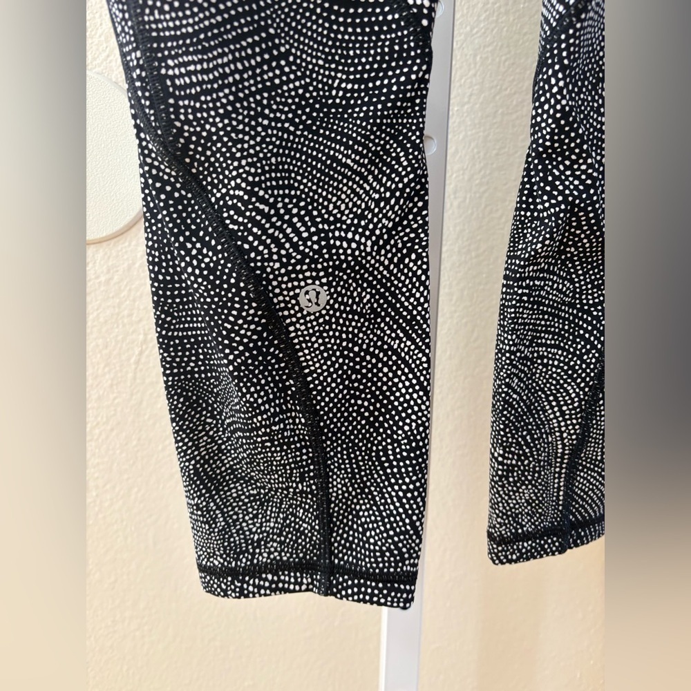 Lululemon Time To Sweat Crop in Free Spirit Alpine White Black - Size 8 - Picture 11 of 11